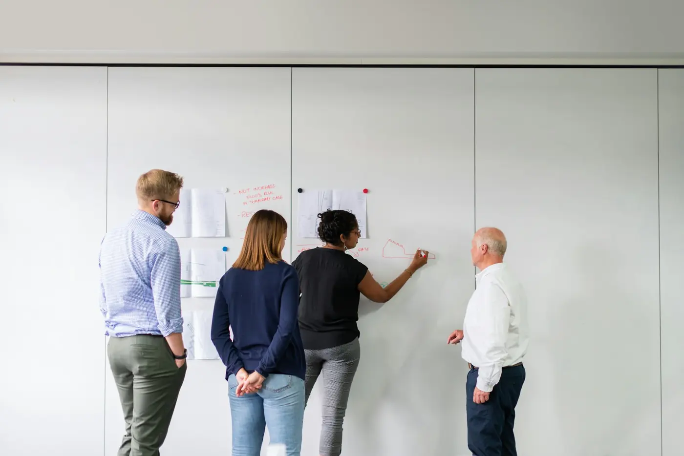 Atelier de travail devant un tableau blanc