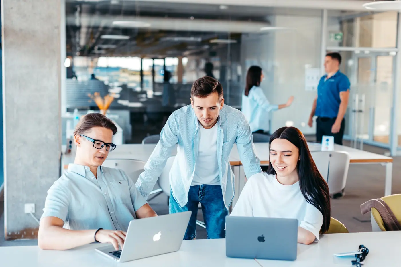 Équipe en formation autour d'ordinateurs portables